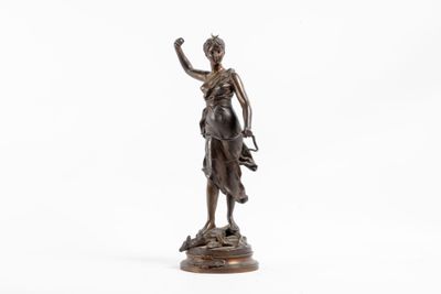 une image représentant une statue en bronze d'une femme tenant un panier