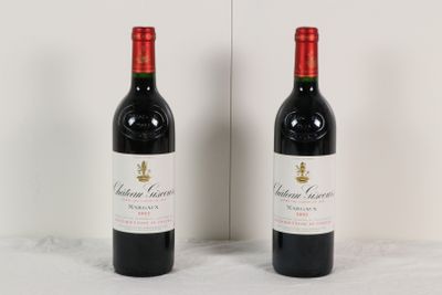 deux bouteilles de vin rouge posées l'une à côté de l'autre sur une table