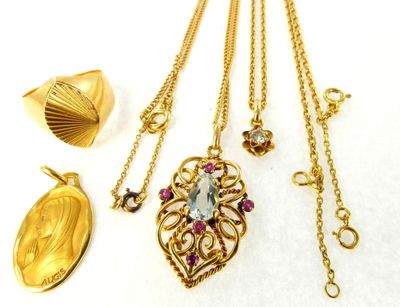 plusieurs bijoux, dont un pendentif, un collier et une pièce de monnaie