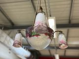 trois lampes suspendues au plafond dans une pièce