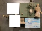 la photo d'une photo représentant un homme, posée sur une étagère