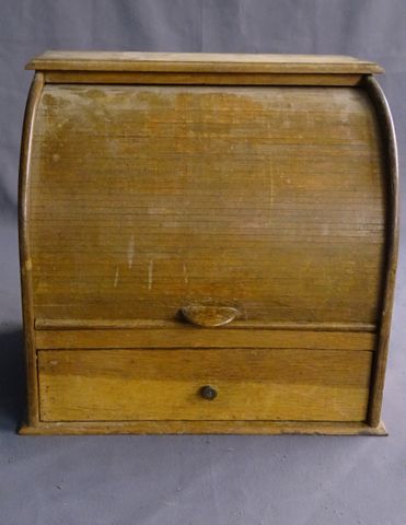 Ecritoire de voyage en bois de placage, ouvrant à un rideau un tr...