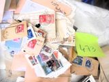 une pile de vieilles lettres et de cartes postales sur un lit