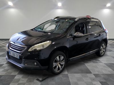 la petite voiture noire est garée dans une grande pièce