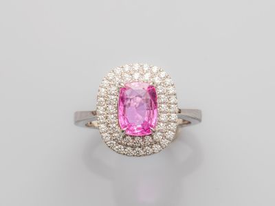 une bague en saphir rose et diamant