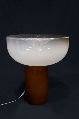 gros plan d'une lampe sur une table à fond noir