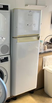 deux lave-linge et un sèche-linge empilés les uns sur les autres