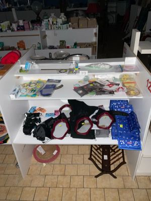 une table sur laquelle sont posés de nombreux objets dans une pièce