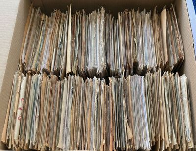 une boîte en carton ouverte remplie d'une multitude de dossiers papier