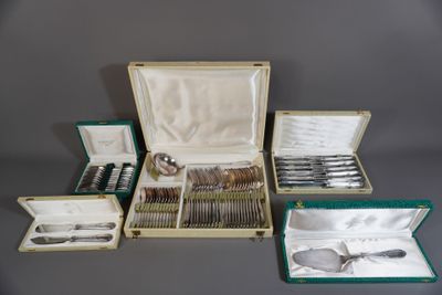 beaucoup d'argenterie dans un coffret sur une table