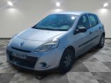 la photo d'une voiture argentée garée dans un garage