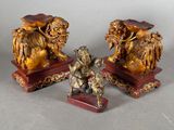 deux statues en or représentant des lions et un homme à cheval