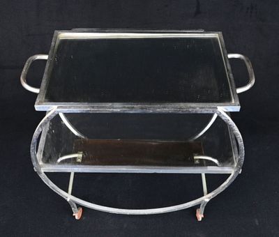 paire de plateaux de service en chrome et en verre montés sur roulettes, sur fond noir
