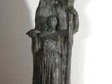 statue d'une femme tenant un enfant dans ses bras