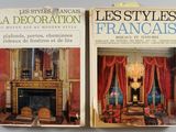 deux livres posés sur une table, avec une cheminée et un lustre en arrière-plan