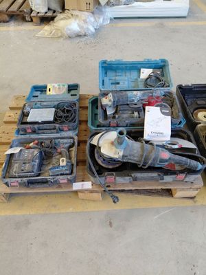 un tas d'outils posés sur une palette dans un entrepôt