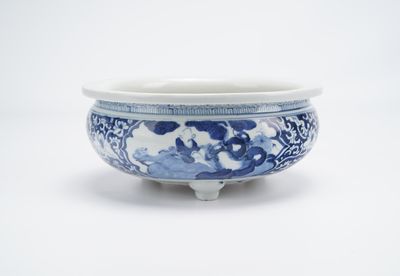 un bol bleu et blanc orné d'un motif