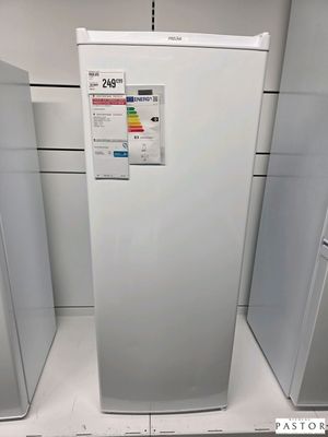 un réfrigérateur blanc dans un magasin, avec une étiquette de prix dessus