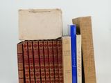 plusieurs livres sont empilés sur une surface blanche