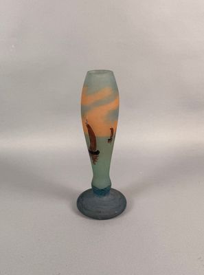 un vase en verre sur lequel est représentée une personne