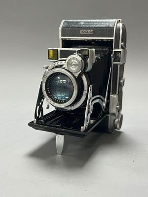 une photo en noir et blanc d'un appareil photo à l'ancienne