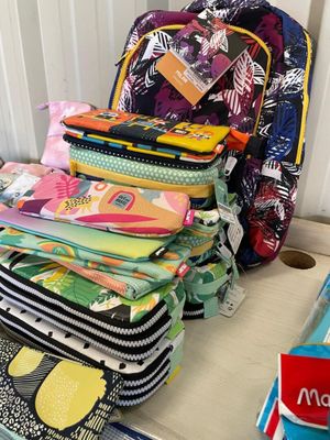 une pile de bagages posée sur une table près d'un mur