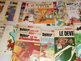 plein de bandes dessinées, toutes posées ensemble sur le lit