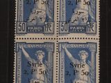 quatre timbres représentant une statue, sur un fond noir