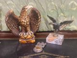 une statue représentant un aigle perché sur une table