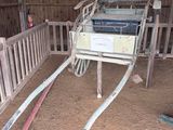 une image représentant un cheval dans une grange avec une clôture