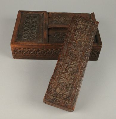 une vieille boîte en bois ornée d'une croix, posée sur une table