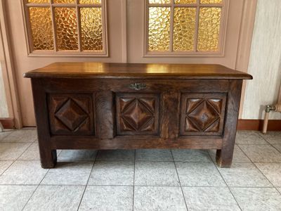 Coffre en bois naturel à panneaux ornés d'un motif losangiqu…