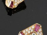 paire de boucles d'oreilles manchette en rubis et diamants