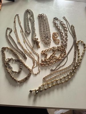 plusieurs types de colliers et de bracelets différents disposés sur une table
