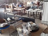 une table avec beaucoup d'objets dans une pièce