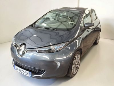 une voiture grise garée dans une pièce blanche