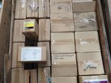 de nombreuses boîtes qui sont empilées dans une boîte posée par terre