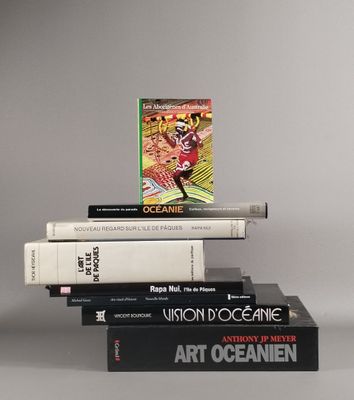 trois livres empilés sur une table