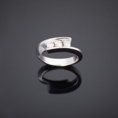 gros plan d'une bague en argent sur une surface noire