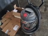 un aspirateur posé par terre à côté de cartons