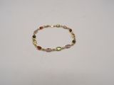 un bracelet en or avec des pierres multicolores sur fond blanc