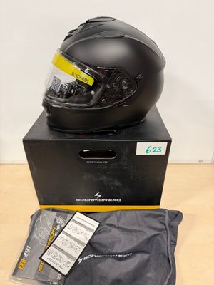 le casque est posé sur le dessus de la boîte sur la table