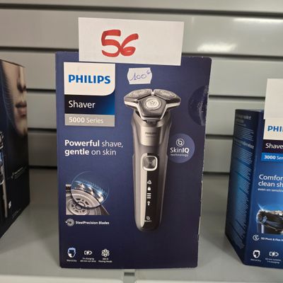 Trois modèles différents de rasoirs sont exposés dans un magasin
