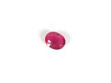 un gros plan d'un rubis rose sur une surface blanche