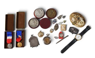 un grand nombre d'objets posés sur une table