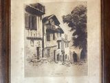 une vieille photo d'un vieux bâtiment avec une horloge accrochée au mur