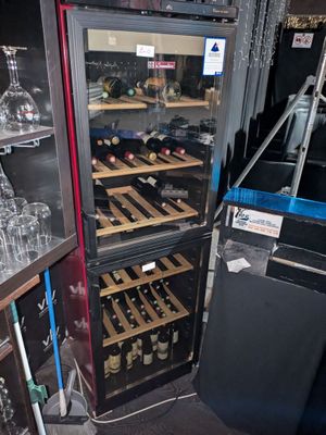 un réfrigérateur contenant de nombreuses bouteilles de vin
