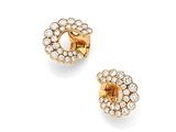 une paire de boucles d'oreilles en diamant et en or 18 carats