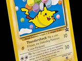 carte Pokémon jaune représentant un Pikachu volant dans le ciel
