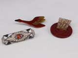 trois bijoux de style Art déco, dont un oiseau, une bague et une broche